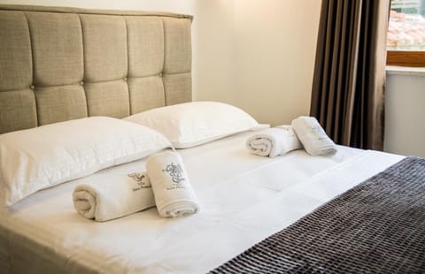 Bed, Bedroom, towels