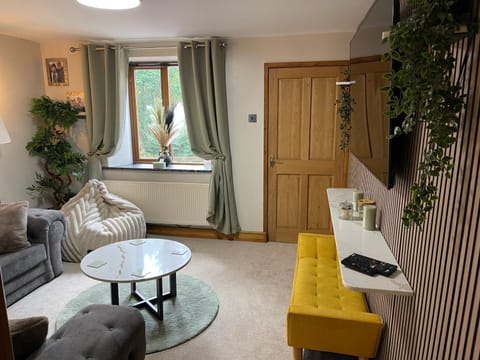 Characterful Stone Cottage in the Heart of the High Peak House in High Peak District