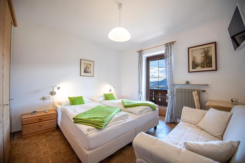 Bed, Photo of the whole room, Seating area, Bedroom