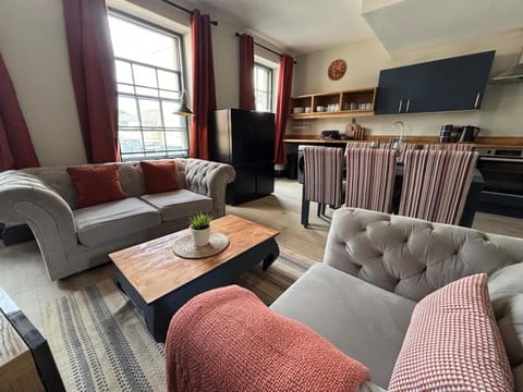 TV and multimedia, Kitchen or kitchenette, Living room, Seating area, Dining area, pet friendly, stove