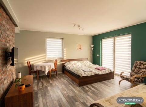 Communal lounge/ TV room, Bed, TV and multimedia, Living room, Photo of the whole room, Seating area, Evening entertainment, Bedroom