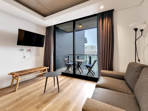TV and multimedia, Seating area, Dining area