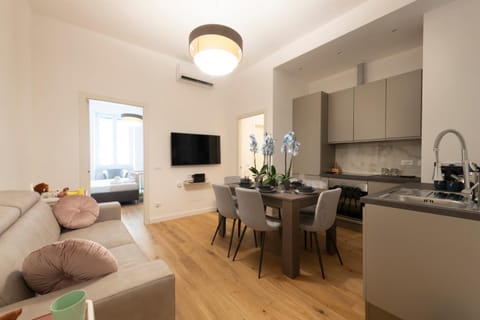 Communal lounge/ TV room, TV and multimedia, Kitchen or kitchenette, Living room, Dining area, air conditioner