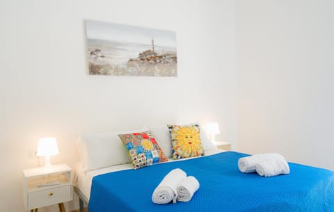 Bed, Bedroom, towels