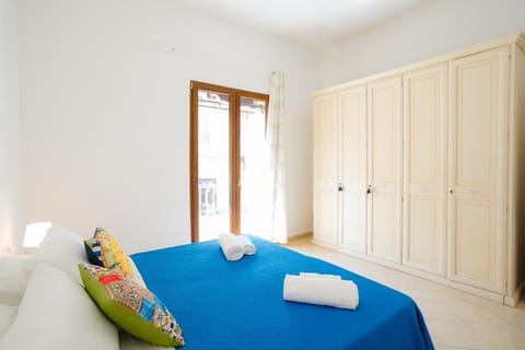 Bed, Bedroom, towels, wardrobe