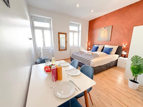 Bed, Living room, Photo of the whole room, Seating area, Dining area, Bedroom, Food