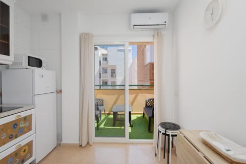 Kitchen or kitchenette, air conditioner