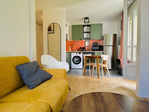 Communal lounge/ TV room, Seating area, minibar, stove, dryer