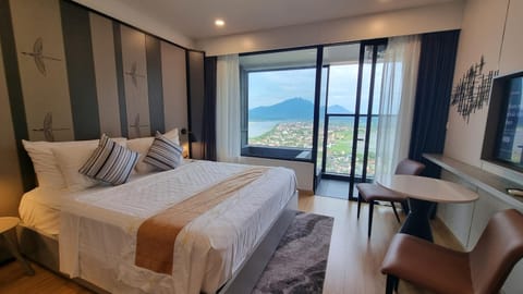 Bed, TV and multimedia, Photo of the whole room, Bedroom, Mountain view