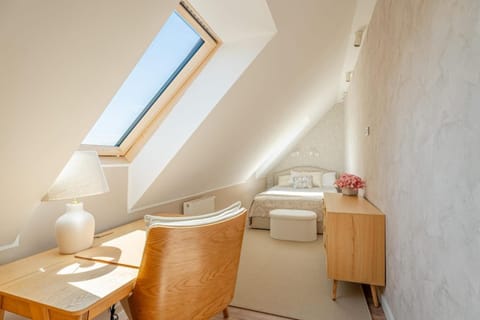 Bed, Photo of the whole room, Seating area, Bedroom