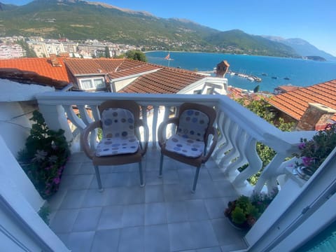 Day, Natural landscape, View (from property/room), Balcony/Terrace, Seating area, Lake view, Mountain view