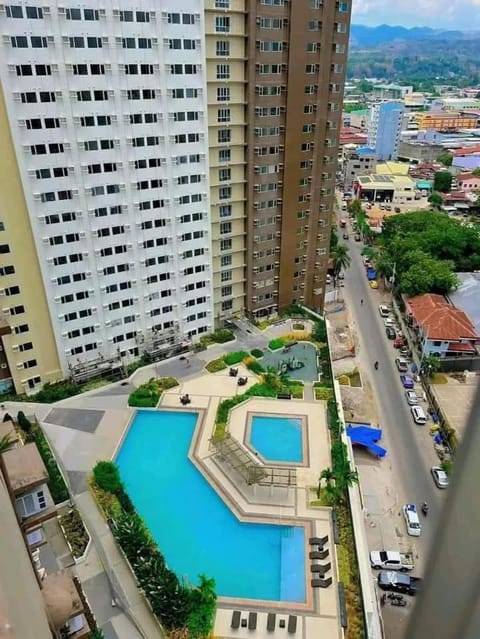 Property building, Communal lounge/ TV room, Evening entertainment, City view, Pool view, Street view, Swimming pool, Location, Parking