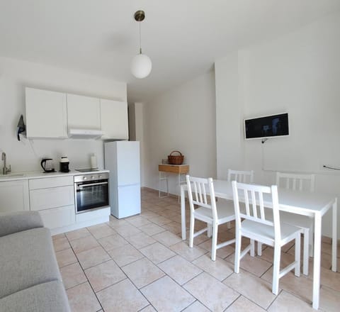 Dinky's apartment with a balcony overlooking the woods Apartment in Bellagio