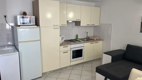 Kitchen or kitchenette, minibar, stove