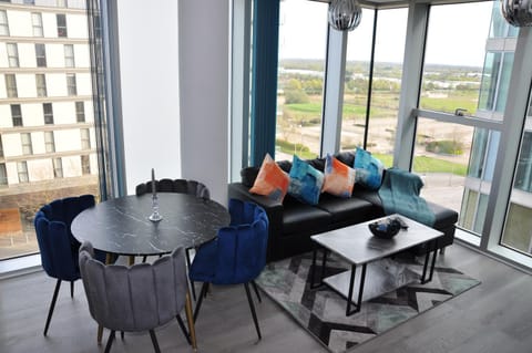 Modern 2-Bed Apartment, The Hub MK, Free Parking & Smart TV Apartment in Milton Keynes