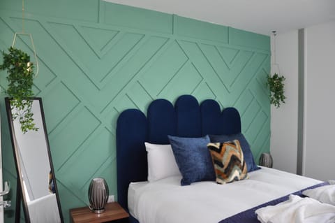 Modern 2-Bed Apartment, The Hub MK, Free Parking & Smart TV Apartment in Milton Keynes