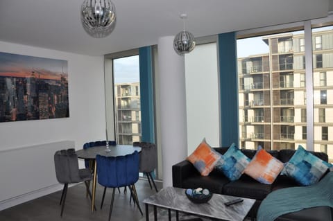 Modern 2-Bed Apartment, The Hub MK, Free Parking & Smart TV Apartment in Milton Keynes