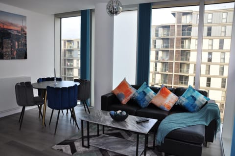 Modern 2-Bed Apartment, The Hub MK, Free Parking & Smart TV Apartment in Milton Keynes