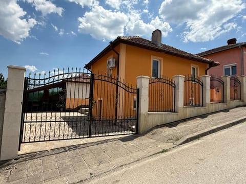 Къща за гости Леон House in Serbia