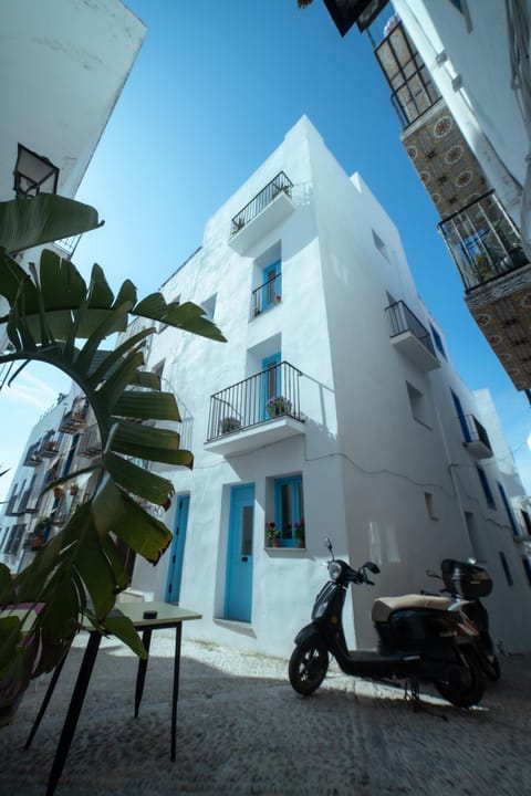 Property building, Street view, Location
