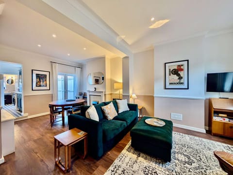 Communal lounge/ TV room, TV and multimedia, Living room, Seating area, Dining area