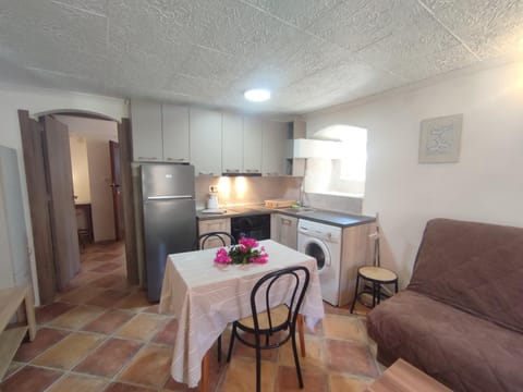 Kitchen or kitchenette, Living room, Dining area, oven, stove