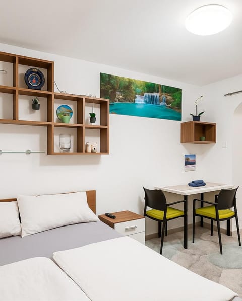Bed, Living room, Photo of the whole room, Dining area, Bedroom
