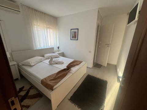 Bed, Bedroom, towels, wardrobe