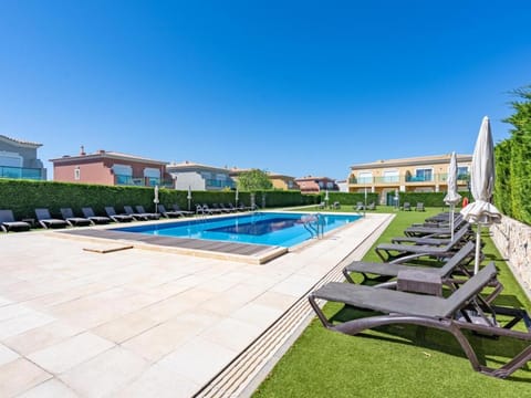 Swimming pool, sunbed