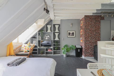 Bed, Living room