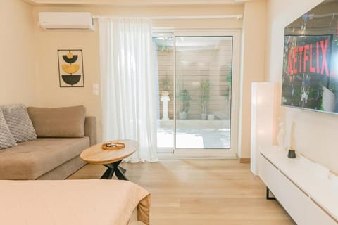 TV and multimedia, View (from property/room), Seating area, Garden view, air conditioner
