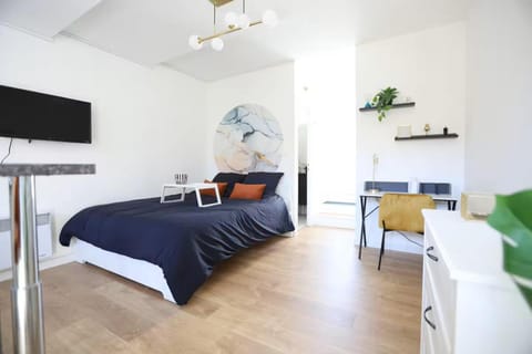 Bed, TV and multimedia, Living room, Seating area, Bedroom
