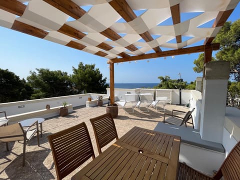 Day, Natural landscape, View (from property/room), Balcony/Terrace, Seating area, Sea view, sunbed