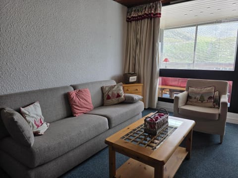 Bed, Seating area