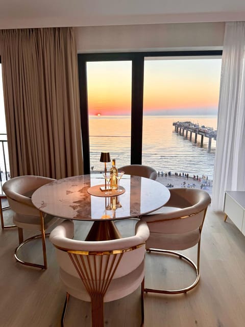 Seating area, Dining area