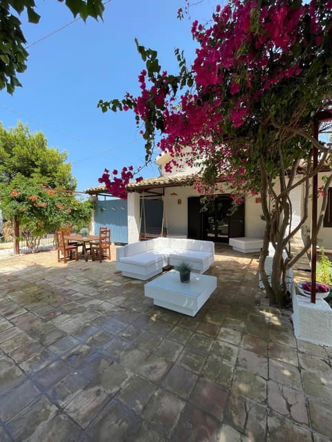 Property building, Patio, Spring, Day, Garden, View (from property/room), Balcony/Terrace, Seating area, Dining area, Garden view