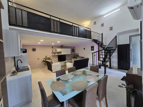 TV and multimedia, Kitchen or kitchenette, Living room, Seating area, Dining area