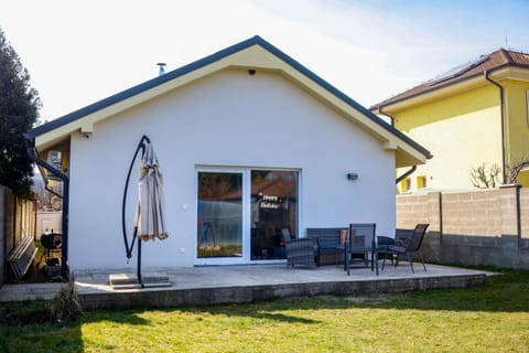 Property building, Patio, Spring, Day, Garden, Garden view