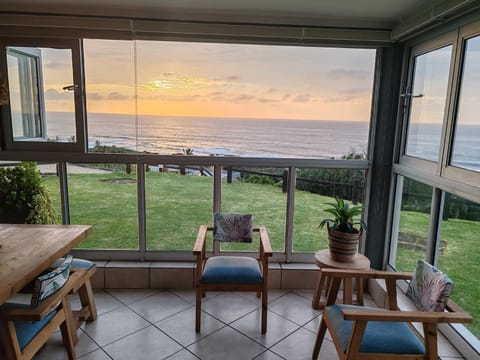 Natural landscape, View (from property/room), Balcony/Terrace, Dining area, Sea view, Sunrise