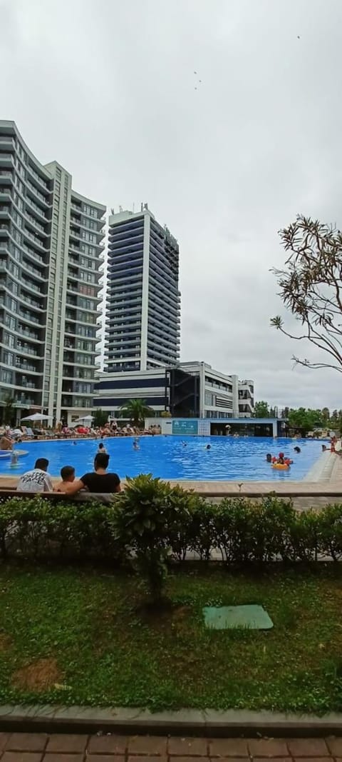 Property building, Day, Pool view, Swimming pool, Swimming pool