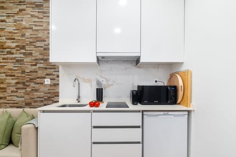 Coffee/tea facilities, Kitchen or kitchenette, stove