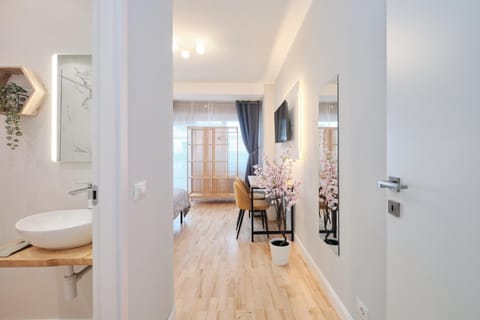 Colosseum at 18 Min by Metro Bright and Cozy Room - Free Parking Pool Access - AC and WiFi Vacation rental in Rome