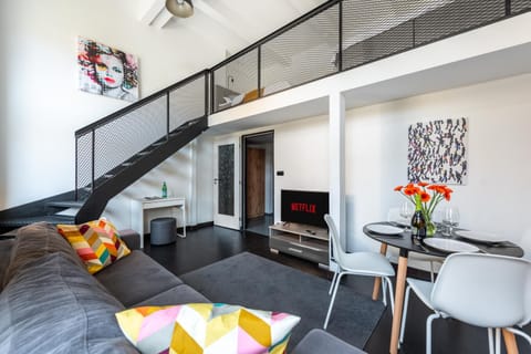 TV and multimedia, Living room, Seating area, Dining area