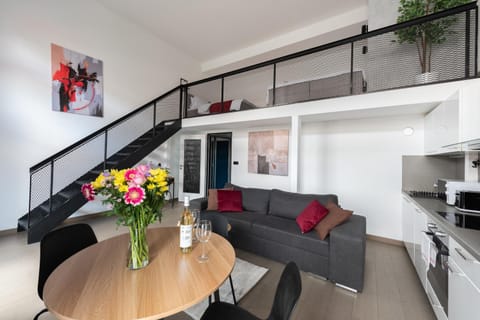 Kitchen or kitchenette, Living room, Seating area, Dining area, oven, stove