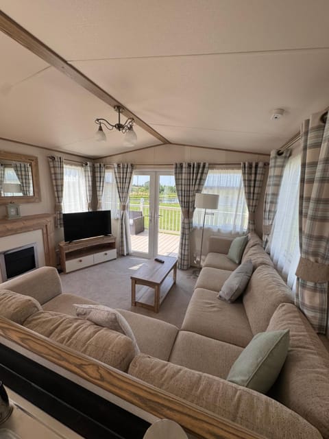 TV and multimedia, Living room, Seating area, Evening entertainment