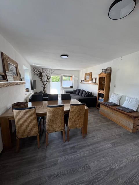 TV and multimedia, Kitchen or kitchenette, Living room, Photo of the whole room, Seating area, Dining area