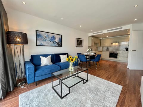 Kitchen or kitchenette, Living room, Seating area, Dining area, oven