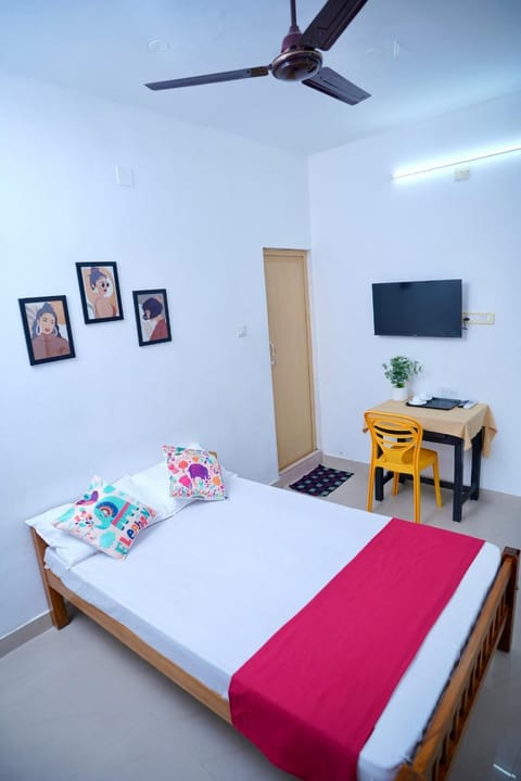 Bed, TV and multimedia, Bedroom, towels