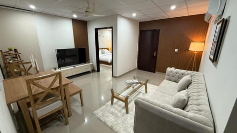 Communal lounge/ TV room, TV and multimedia, Living room, Seating area, Evening entertainment
