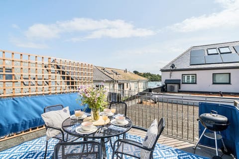 Patio, Day, View (from property/room), Balcony/Terrace, Food and drinks, Seating area, Dining area, Food